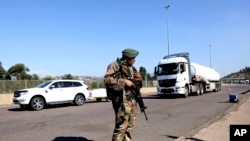 Jeshi la Ulinzi la Afrika Kusini (SANDF) likishika doria katika kituo cha ushuru huko Durban, Afrika Kusini, Ijumaa Julai 14, 2023.
