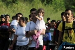 Muchos migrantes hondureños huyen de la pobreza y la violencia.