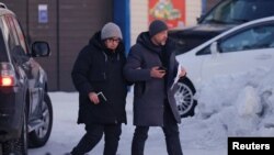 លោកស្រី Lyudmila Navalnaya ម្តាយរបស់មេដឹកនាំចលនាប្រឆាំងរុស្ស៊ីលោក Alexei Navalny និងមេធាវី បានធ្វើដំណើរទៅដល់​ភូមិ Salekhard នៃតំបន់ Yamal-Nenets រុស្ស៊ី កាលពីថ្ងៃទី១៧ ខែកុម្ភៈ ឆ្នាំ២០២៤។