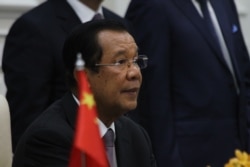 រូបឯកសារ៖ លោកនាយករដ្ឋមន្ត្រី ហ៊ុន សែន អំឡុងពេលទទួលលោករដ្ឋមន្ត្រីការបរទេសចិន Wang Yi នៅឯវិមានសន្ដិភាព ក្នុងរាជធានីភ្នំពេញ កាលពីថ្ងៃទី១២ ខែតុលា ឆ្នាំ២០២០។ (អូន ឆេងប៉រ/វីអូអេ)