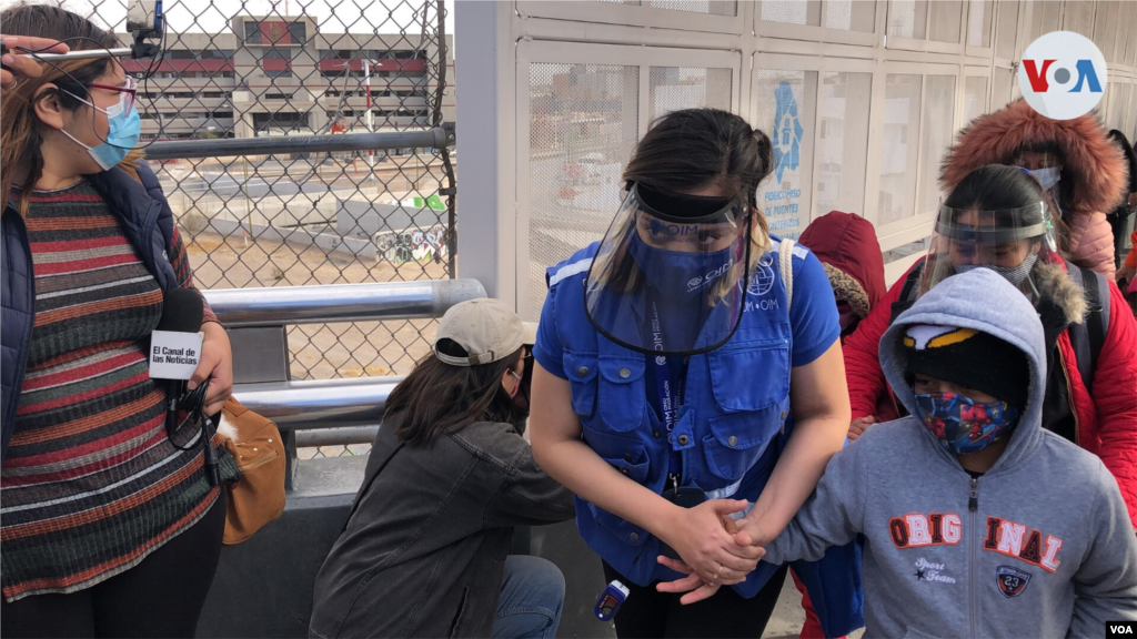 Menores de edad son acompañados por los representantes de la Organización Internacional para las Migraciones y personal de Migración México.