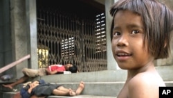 FILE - អ្នកធ្វើ​​កិច្ចការ​​សង្គម និង​​ប៉ូលិស​​និយាយ​​ថា កម្ពុជា ​បាន​​​ទទួល​​​​ឈ្មោះ​យ៉ាង​ឆាប់​រហ័ស ថា​​ជា​ប្រទេស​​​ដែល​​​ជា​​ជម្រក​​នៃ​​ការរួម​ភេទ​​ជាមួយ​កុមារ​ ជាមួយ​​កុមារា និង​កុមារី​ដែល​ត្រូវ​បាន​ធ្លាក់​ចូល​ក្នុង​ជំនួញ​នេះ​ដោយសារ​ភាពក្រីក្រ​ ដោយសារ​ឪពុក​ម្តាយ និង​ដោយសារ​អ្នក​មើល​ថែទាំ។​