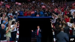 El presidente Donald Trump llega al BOK Center, en Tulsa, para pronunciar su primer mitin de campaña desde el comienzo de la pandemia, el pasado 20 de junio.