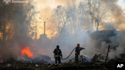 烏克蘭緊急服務部門提供的這張照片顯示，2025年3月7日，烏克蘭哈爾科夫遭到俄羅斯火箭襲擊後，消防員在設法撲滅大火。