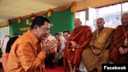 លោក​នាយក​រដ្ឋមន្ត្រី ហ៊ុន សែន ចូលរួម​អបអរ​សាទរ​ពិធីបុណ្យ​ចូលឆ្នាំ​ប្រពៃណី​ខ្មែរ ជាមួយ​នឹង​ក្រុម​គ្រួសារ​របស់​លោក និង​មន្ត្រី​រដ្ឋាភិបាល​ផ្សេងៗ​ទៀត​នៅ​ក្នុង​កម្មវិធី​អង្គរសង្ក្រាន្ត​ប្រចាំឆ្នាំ​ដែល​ប្រារព្ធ​ធ្វើឡើង​នៅ​ទឹកដី​អង្គរ ខេត្តសៀមរាប ចាប់ពី ថ្ងៃទី១៣ រហូត​ដល់​ថ្ងៃទី១៥ ខែមេសា ឆ្នាំ២០១៦។ (រូបថត​ដកស្រង់​ចេញ​ពី​ទំព័រ​ហ្វេសប៊ុក​របស់​លោក​នាយករដ្ឋ​មន្ត្រី)