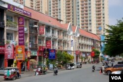 បណ្តុំហាងមានស្លាកយីហោចិនក្បែរស្ពានកោះពេជ្រ ជិតតំបន់កោះពេជ្រ រាជធានីភ្នំពេញ កាលពីខែឧសភា ឆ្នាំ២០១៩។ (កាន់ វិច្ឆិកា/VOA)