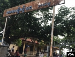 ទិដ្ឋភាពដ៏ស្ងប់ស្ងាត់មួយ នៅការិយាល័យបោះឆ្នោតមួយ នៅក្នុងស្រុកជីក្រែង ខេត្តសៀមរាប កាលពីព្រឹកថ្ងៃអាទិត្យ ទី២៩ ខែកក្កដា ឆ្នាំ២០១៨។ (ធីតា វីន/VOA)