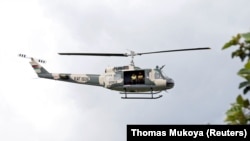 Un hélicoptère militaire lors d'une mission de récupération dans la ville de Solio, près de Nakuru, au Kenya, le 10 mai 2018.