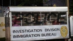 泰國日報《Prachatai》提供的照片顯示，一輛載有乘客的車輛於2025年2月27日離開曼谷的拘留中心。