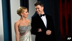 People Scarlett Johansson Colin Jost