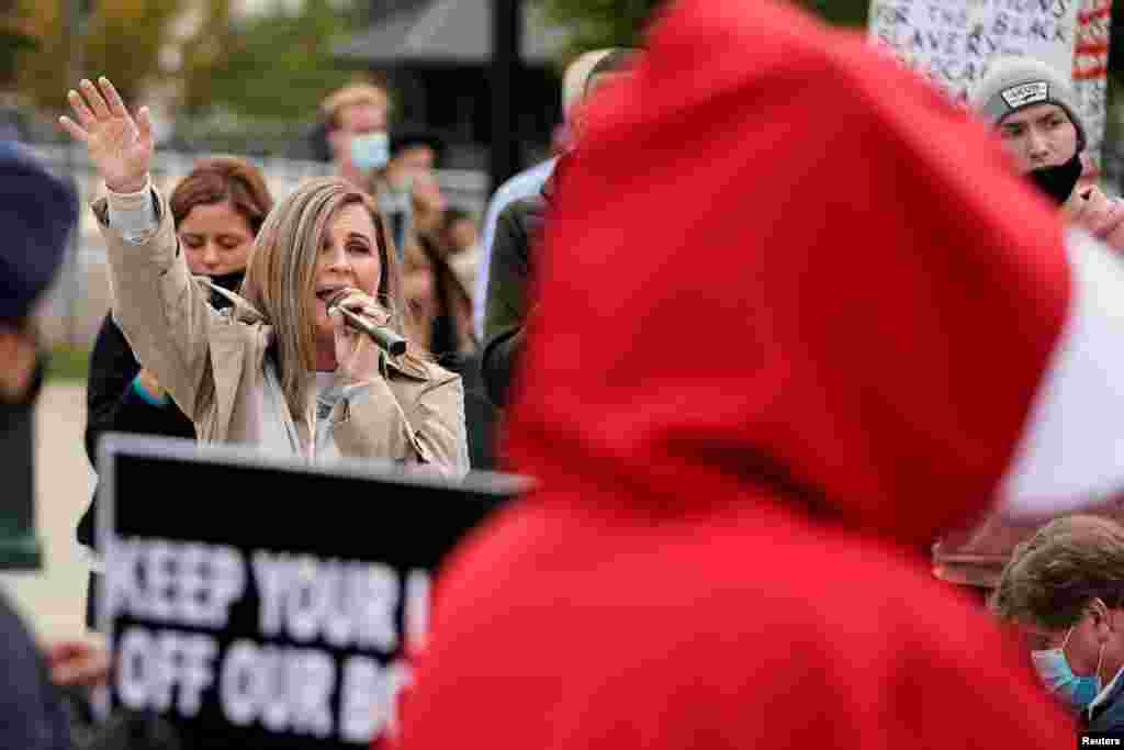 Un activista que apoya la nominación de Amy Coney Barrett a la Corte Suprema da un discurso mientras se enfrentas a manifestantes en contra en las afueras de la Corte Suprema en Washington, D.C., el lunes 26 de octubre de 2020.
