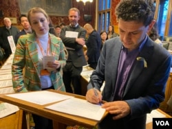 工黨議員亞歷克斯·索貝爾（Alex Sobel）也簽署提議，呼籲保護中國異議人士安全。 （美國之音/李伯安）