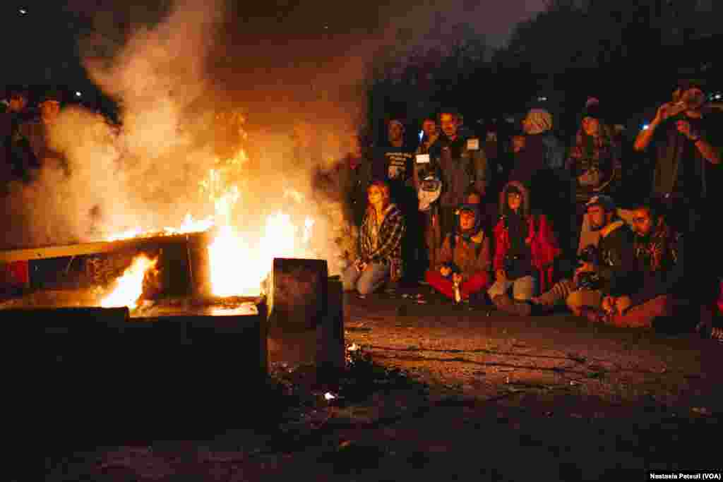 Sur la place Franklin, des militants anti-trump étaient présents pour protester, à Washington DC, le 20 janvier 2017. (VOA/Nastasia Peteuil)