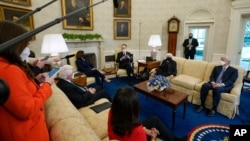 លោក​ប្រធានាធិបតី Joe Biden អ្នកស្រី​អនុប្រធានាធិបតី Kamala Harris និង​រដ្ឋមន្ត្រី​ក្រសួង​ហិរញ្ញវត្ថុ​សហរដ្ឋ​អាមេរិក​អ្នកស្រី Janet Yellen ជួបពិភាក្សា​ជាមួយ​មេដឹកនាំ​ធុរកិច្ច​ដើម្បី​ពិភាក្សា​អំពី​កញ្ចប់​ជំនួយ​សង្គ្រោះ​កូវីដ១៩ នៅ​សេតវិមាន កាលពី​ថ្ងៃទី៩ ខែកុម្ភៈ ឆ្នាំ២០២១។