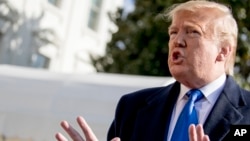 El presidente Donald Trump habla con los periodistas en la Casa Blacna el viernes, 8 de noviembre de 2019.