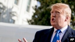 Predsednik Tramp razgovara sa novinarima ispred Bele kuće u Vašingtonu, 8. novembra 2019. 