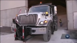 Як у Вашингтоні очищують дороги від наслідків хурделиць. Відео