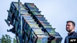 Президент України Володимир Зеленський на фоні ЗРК Patriot на військовому полігоні у Мекленбурзі-Передній Померанії, Німеччина, 11 червня 2024. Фото: Jens Büttner / AFP