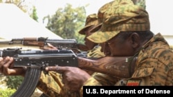Un soldat burkinabè en entraînement près de Po, Burkina Faso, le 17 février 2019. 