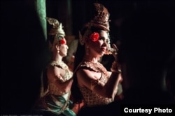 លោក​ដួង វាសនា និង​លោក​ចំរើន ដារ៉ា អ្នក​របាំ​នៃ​ក្រុម​របាំ Prumsodun Ok & NATYARASA ធ្វើ​ការ​សម្តែង​ជា​លើក​ដំបូង​នៅ​ប្រទេស​កម្ពុជា ក្នុង​ខេត្ត​សៀមរាប កាល​ពី​ថ្ងៃ​ទី១៤ ខែ​កក្កដា ឆ្នាំ​២០១៧។ (រូបថត៖ Tom Whittaker)