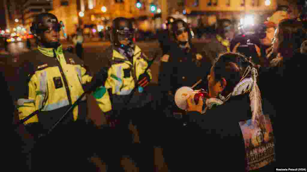 'Yan sandan kwantar da tarzoma da masu zanga-zangar kin jinin Trump a birnin Washington DC.