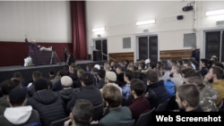 Elvedin Pezić drži predavanje mladima. Izvor: Filme@Consorten, screenshot