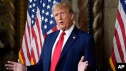 បេក្ខជន​ប្រធានាធិបតីបក្ស​សាធារណៈរដ្ឋ​និងជាអតីតប្រធានាធិបតី​លោក Donald Trump ថ្លែង​នៅ​ក្នុថ​ទីក្រុង Palm Beach​ រដ្ឋ Florida កាលពីថ្ងៃចន្ទទី០៤ មីនា ឆ្នាំ២០២៤។