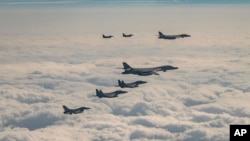 En esta imagen proporcionada por el Ministerio Surcoreano de Defensa, bombarderos B-1B y cazas F-16 de la Fuerza Aérea estadounidense, cazas surcoreanos F-15K y cazas japoneses F-2 sobrevuelan la isla de Jeju, en Corea del Sur, en maniobras conjuntas el 20 de diciembre de 2023.
