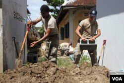 កងវិស្វកម្មទ័ពអាកាសសហរដ្ឋអាមេរិកជាមួយទាហានកម្ពុជាប្រមាណជាង៨០នាក់ចូលរួមជុសជុលអាគារសិក្សានៅស្រុកកំពង់ត្រាច ខេត្តកំពត កាលពីថ្ងៃពុធ ទី១៥ ខែមិថុនា ឆ្នាំ២០១៦។