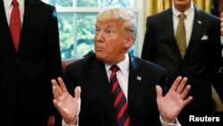 El presidente de Estados Unidos, Donald Trump, habla con periodistas sobre el asesinato del periodista saudí Jamal Khashoggi en Turquía, durante una ceremonia de firma de una ley en la Casa Blanca, en Washington. Octube 23 de 2018.