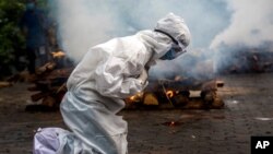 Žena se moli pre kremacije rođaka koji je umro od Kovida u Gauhatiju, Indija, 2. jul 2021. (Foto: AP/Anupam Nath)