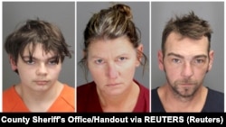 Itan Krambli i njegovi roditelji Džejms i Dženifer na fotografijama zabeleženim u Okružnom zatvoru u Ouklandu u Mičigenu (Oakland County Sheriff's Office/Handout via REUTERS)