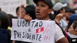 Un simpatizante del expresidente peruano Pedro Castillo pide su lberación durante una protesta en Lima el 15 de diciembre de 2022.