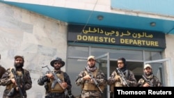 افراد مسلح طالبان در فرودگاه بین‌المللی کابل، یک روز بعد از عقب‌نشینی کامل آمریکا از افغانستان – ۹ شهریور (۳۱ اوت) – عکس خبری 