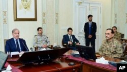 2024年3月27日，在一宗針對中國公民的自殺式爆炸事件後，巴基斯坦總理夏巴茲·謝里夫(左)在於一場國安高級別會議上發表講話。 (由巴基斯坦總理辦公室提供)