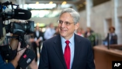 Le juge Merrick Garland, choisi par le président Barack Obama pour remplacer le regretté juge Antonin Scalia à la Cour suprême, arrive pour une réunion avec le sénateur Angus King, au Capitole à Washington, le 13 avril 2016.