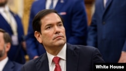 美国国务卿卢比奥在美国总统特朗普与乌克兰总统泽连斯基在白宫会晤期间听取一位记者提问。(2025年8月18日)