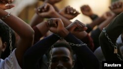 የኦሮሞ ብሔረሰብ አባላት ለተቃውሞ ሰልፍ በወጡበት ወቅት የተነሳ ፎቶ [ፋይል - ሮይተርስ]