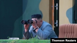 Severnokorejski lider Kim Džong Un posmatra probu dve balističke rakete kratkog dometa, na ovoj nedatiranoj fotografiji koju je objavila severnokorejska Korejska centralna novinska agencija, 26. jula 2019.