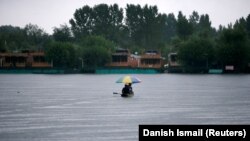 Fortes pluies à Srinagar, en Inde le 27 juillet 2016.