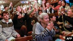 ครอบครัวและเพื่อนของตัวประกันชาวอิสราเอลที่ถูกกลุ่มฮามาสควบคุมตัวไว้ แสดงความยินดีเมื่อทราบว่าพวกเขาจะได้รับการปล่อยตัว