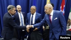 Representantes de la Plataforma Unitaria de la oposición y el gobierno de Venezuela tras la firma de los acuerdos en Barbados. 