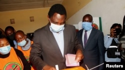 Mgombea Urais wa Chama cha Upinzani cha UPND Hakainde Hichilema alipokuwa akipiga kura Lusaka, Zambia, Agosti 12, 2021.