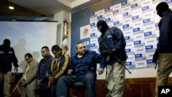 Jesus Zambada Garcia (tengah) satu dari empat pemimpin kartel Sinaloa dikawal oleh empat penjaga bermasker saat dihadapkan di depan wartawan pada konferensi pers pasca penangkapan mereka di Meksiko, 22 Oktober 2008 (Foto: dok).