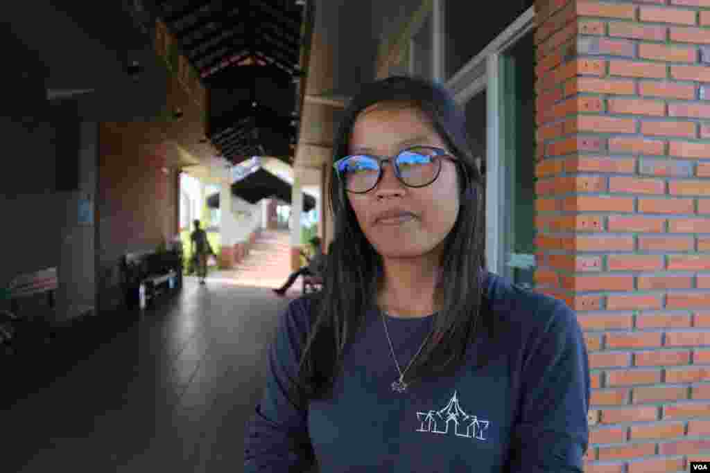 កញ្ញា អ៊ីង​ សុធារ័ត្ន​ អាយុ​ ​២៥​ ​ឆ្នាំ​​ គឺ​ជា​អ្នក​កាន់​កាប់​ផ្នែក​រដ្ឋបាល​ប្រចាំ​ទីសក្ការៈ​គោរព​បូជា​ Baha'i។​ កញ្ញា​បាន​ក្លាយ​ទៅ​ជា​សាសនិក​ បន្ទា​ប់​ពីបាន​ស្វែងយល់​ ​និង​យល់​ស្រប​អំពីការ​បង្រៀន​អំពី​ជីវិត​វ័យ​ជំទង់​របស់​មនុស្ស​ និង​សារៈ​សំខាន់​នៃ​បញ្ញា​ខាង​ផ្នែក​ស្មារតី ​ដែល​ជា​ផ្នែក​ដ៏​សំខាន់​មួយ​នៃ​សាសនា​នេះ​ ​ក្រៅ​ពី​ការ​អប់រំ​លើ​ផ្នែក​សម្ភារៈ។​ (រិទ្ធី ឧត្តម/VOA)