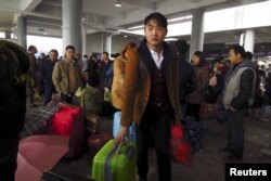 资料照片：广东东莞火车站内要回家过春节的农民工。（2016年2月1日）