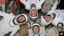 U smeru kazaljke na satu odozdo: NASA-in astronaut Stiven Boven, astronaut iz Ujedinjenih Arapskih Emirata Sultan al-Nejadi, NASA-in astronaut Voren (Vudi) Hoburg i kosmonaut Roskosmosa Andrej Fedjajev na Međunarodnoj svemirskoj stanici, na fotografiji NASA, maj 2023.