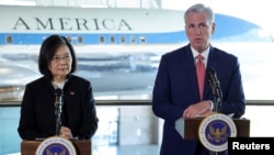 台灣總統蔡英文2023年4月過境美國時在加州與美國國會眾議院議長麥卡錫會面。（路透社）