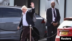 Aliyekuwa waziri mkuu wa Uingereza Boris Johnson baada ya kuwasili katika uwanja wa ndege wa Gatwick karibi na London Okt 22, 2022