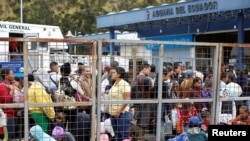 Los inmigrantes venezolanos han huido hacia países de la región como EE. UU. y Colombia, así como al Caribe, pero también se encuentran dispersos por Europa. En la imagen ciudadanos venezolanos en la frontera de Ecuador con Colombia, en agosto de 2019.